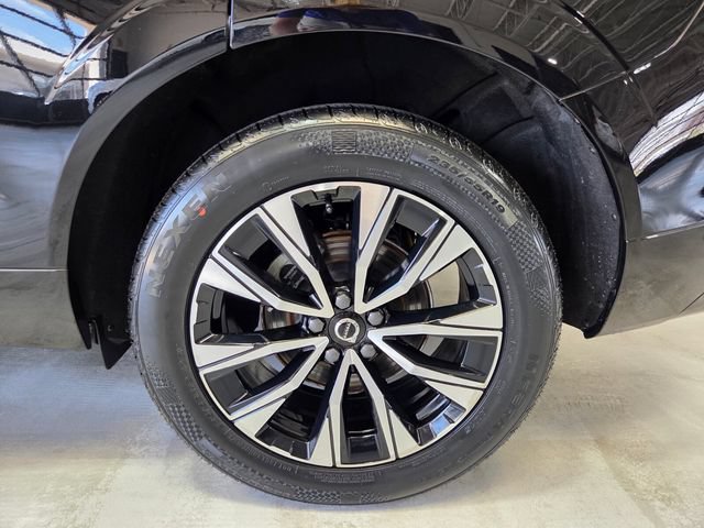 Certified 2024 Volvo XC60 B5 Plus AWD/4WD image 24