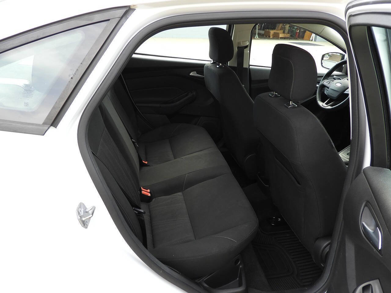 Used 2018 Ford Focus SE w/ Cold Weather Package FWD image 26