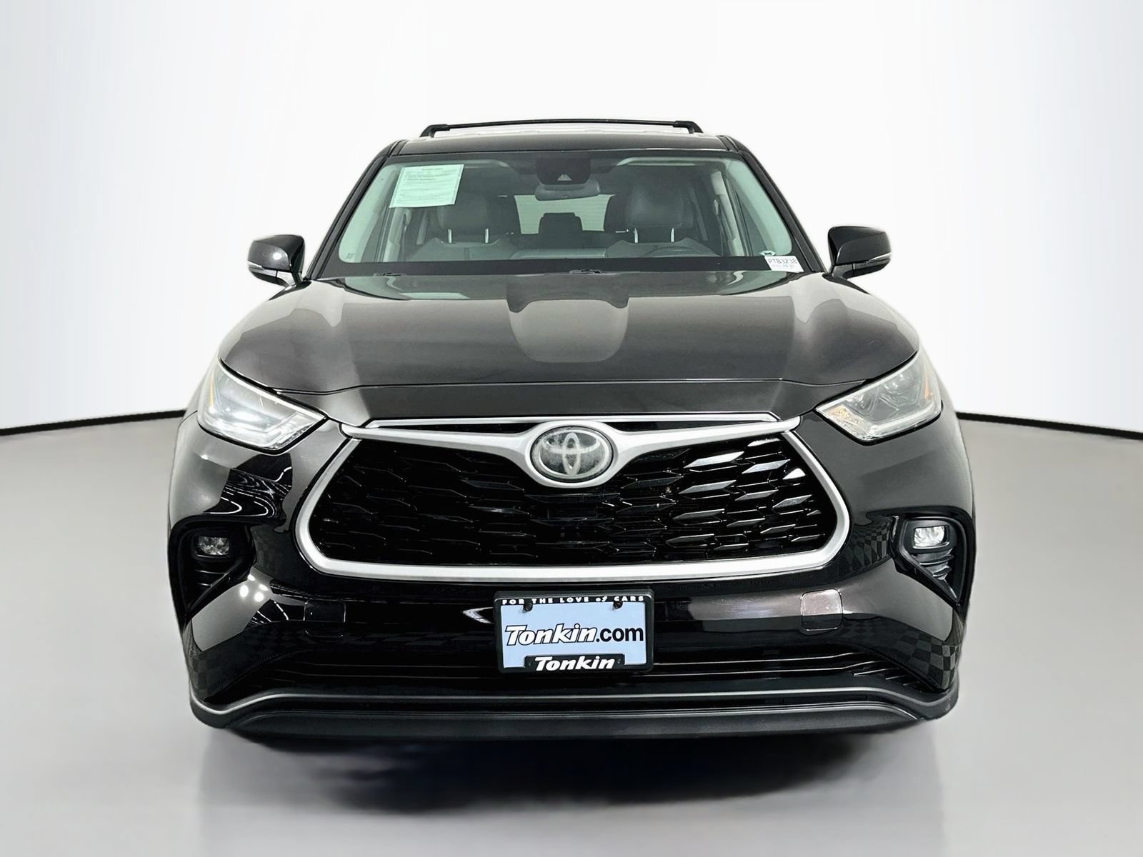Used 2021 Toyota Highlander LE FWD image 2