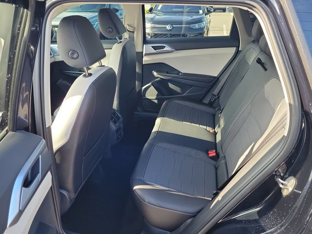 Used 2025 Volkswagen Taos SE FWD image 10