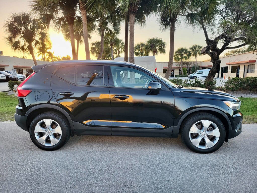 Used 2020 Volvo XC40 T4 Momentum image 6