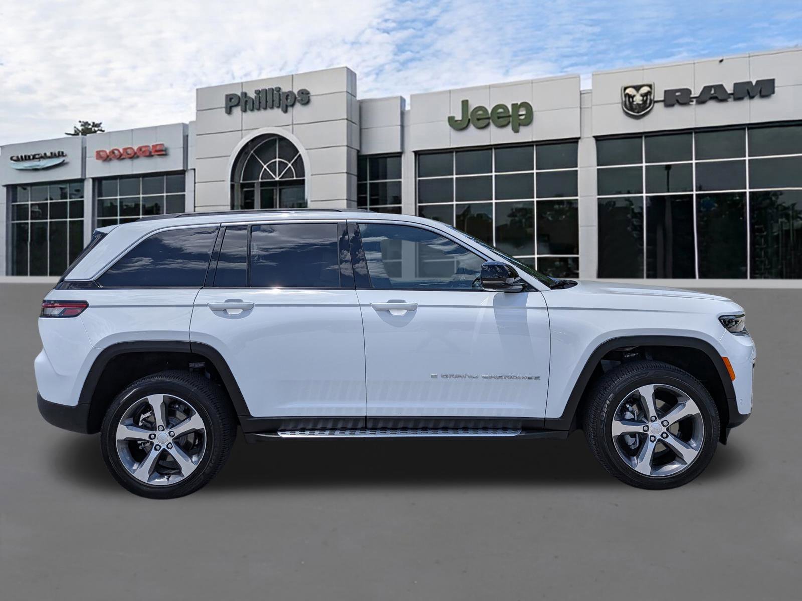 New 2026 Jeep Grand Cherokee Limited w/ Luxury Tech Group II RWD image 2