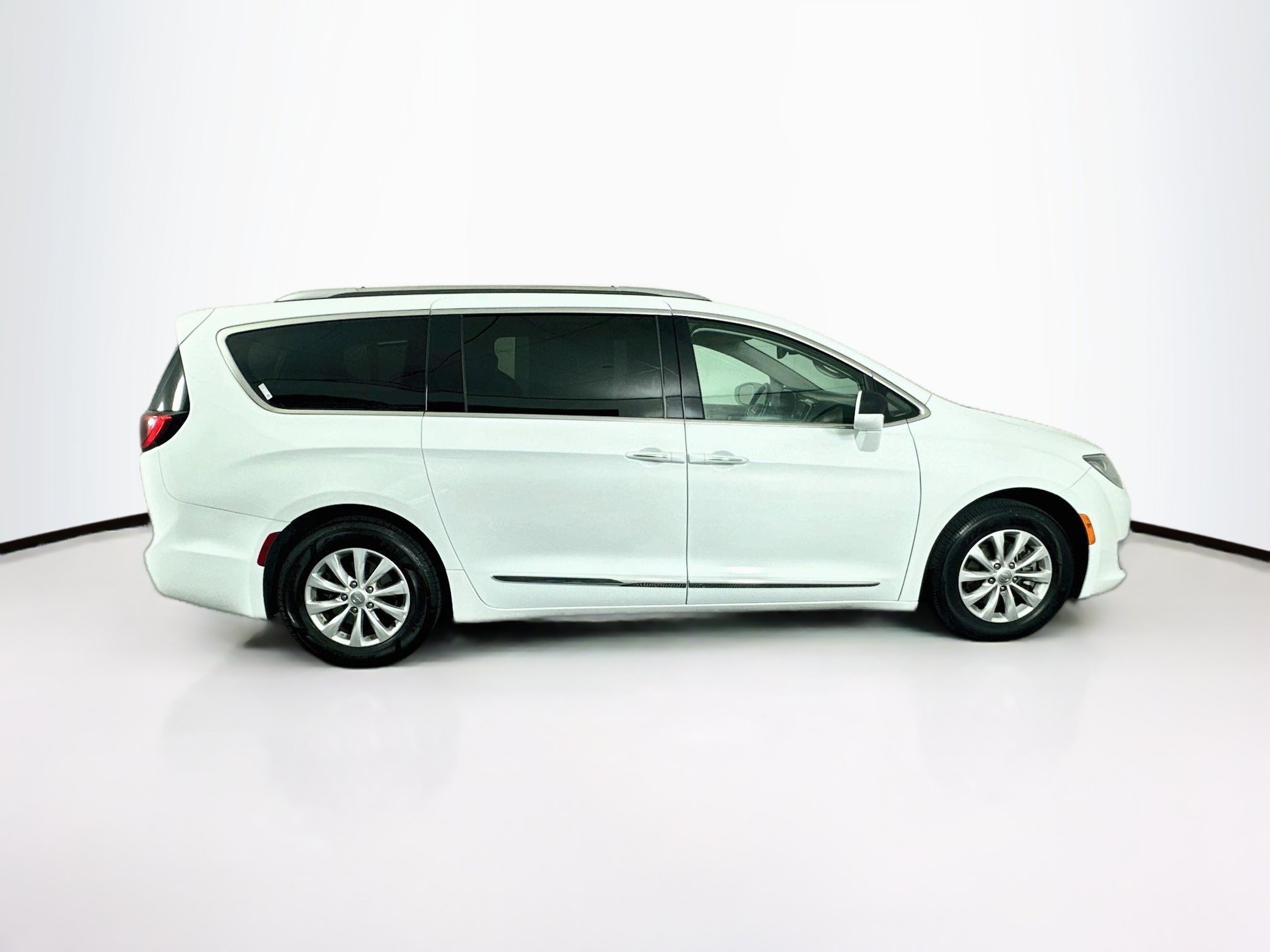 Used 2019 Chrysler Pacifica Touring-L FWD image 10