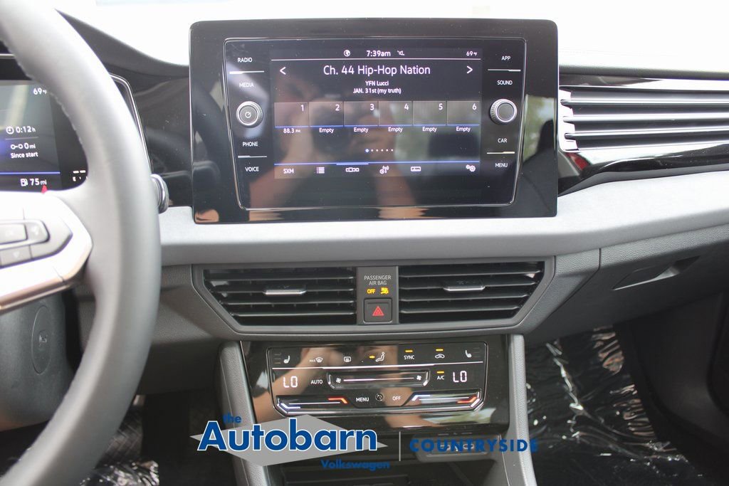 Certified 2025 Volkswagen Jetta SE FWD image 13