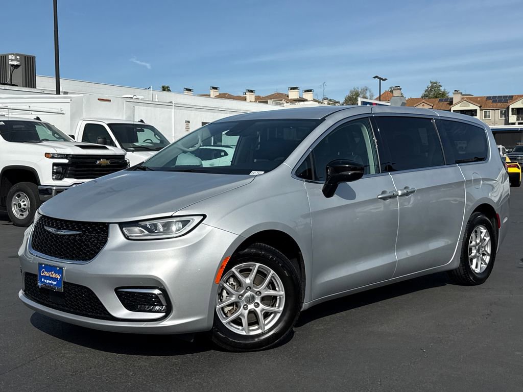 Used 2024 Chrysler Pacifica Touring-L FWD image 2