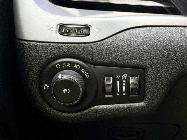 Used 2015 Jeep Cherokee Trailhawk w/ Cold Weather Group AWD/4WD image 20