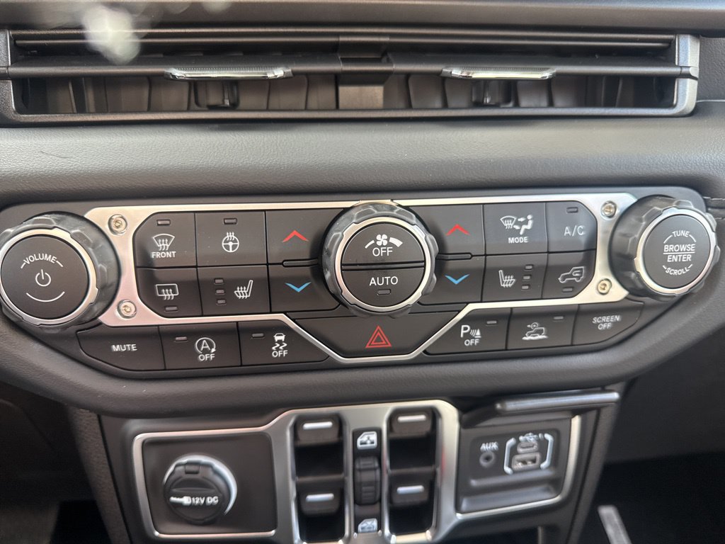 Used 2025 Jeep Wrangler Unlimited Sahara AWD/4WD image 23
