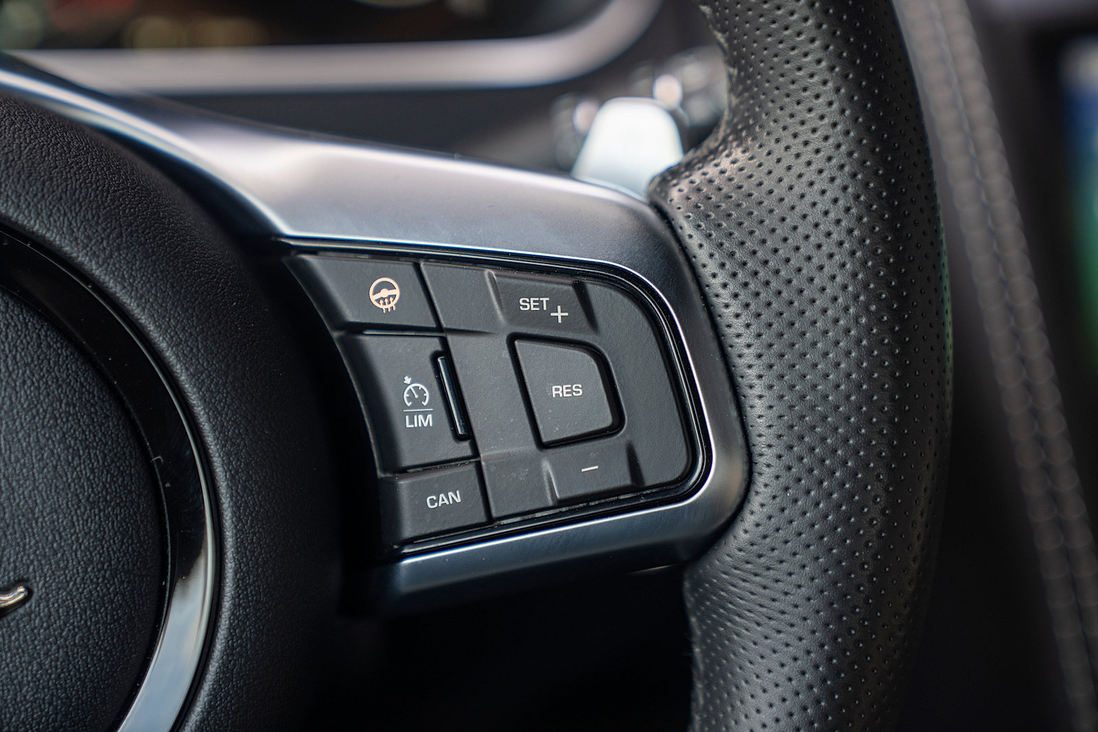 Used 2022 Jaguar F-TYPE R image 8