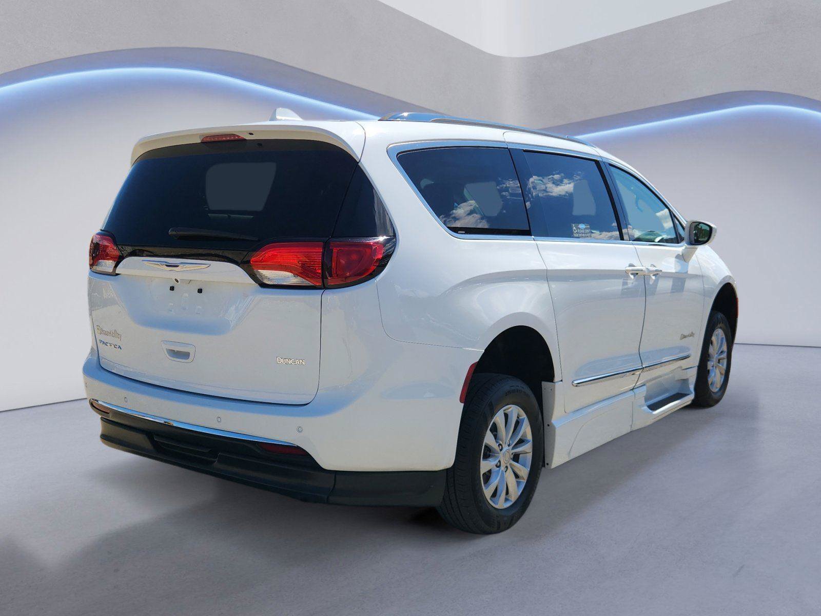 Used 2018 Chrysler Pacifica Touring-L Plus FWD image 3
