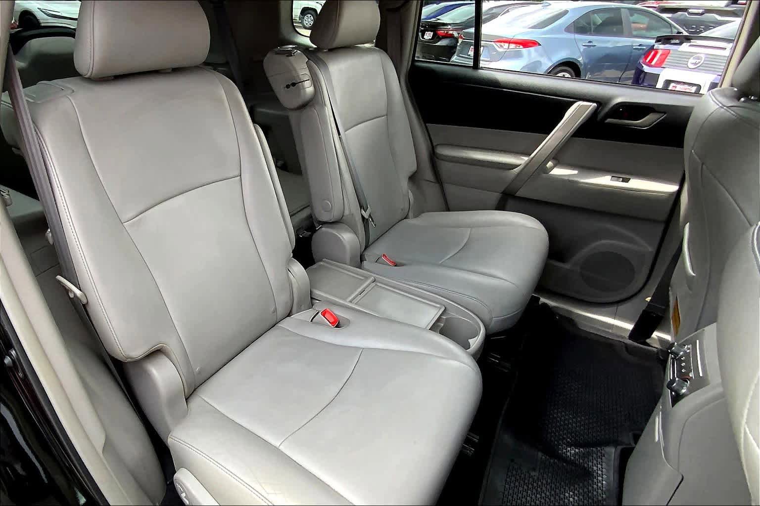Used 2012 Toyota Highlander SE FWD image 17