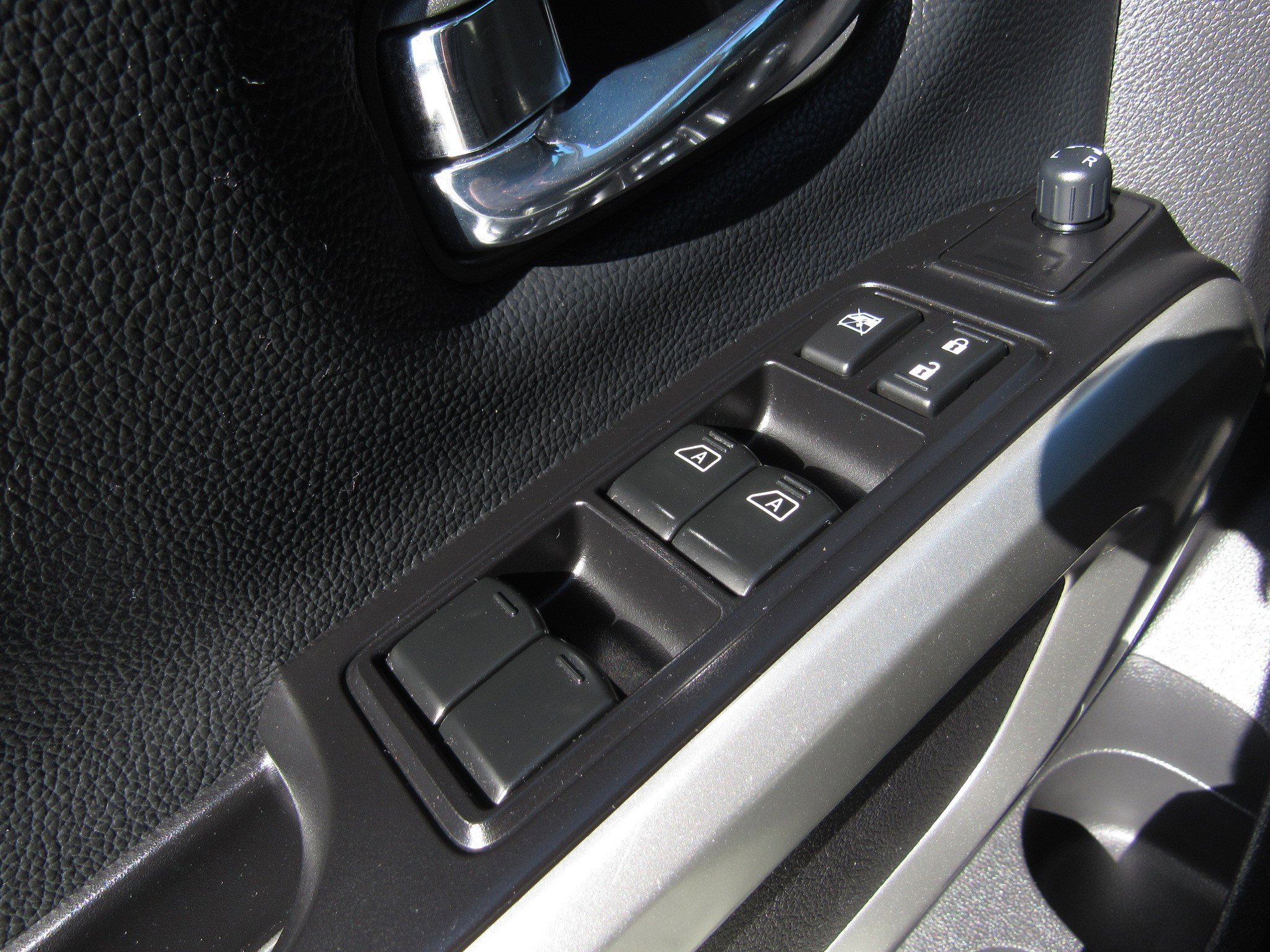 Used 2017 Nissan Titan SV image 20