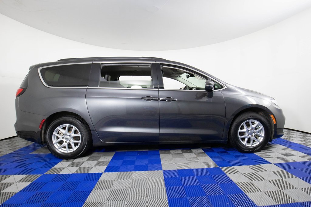 Used 2022 Chrysler Pacifica Touring-L image 4