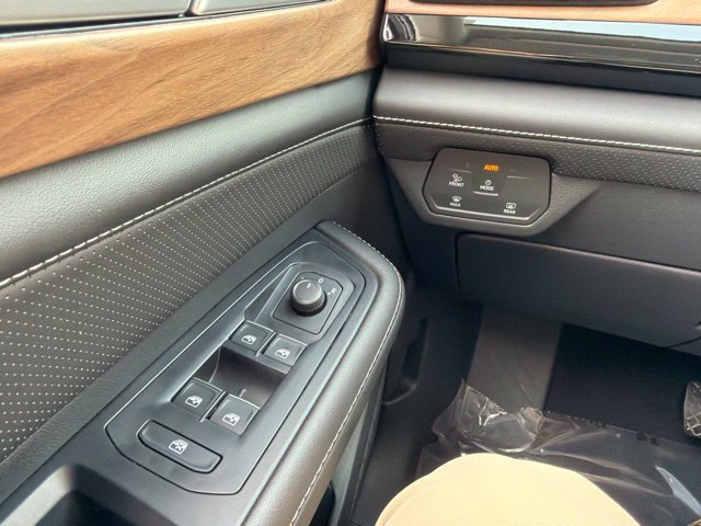 Certified 2025 Volkswagen Atlas SE AWD/4WD image 4