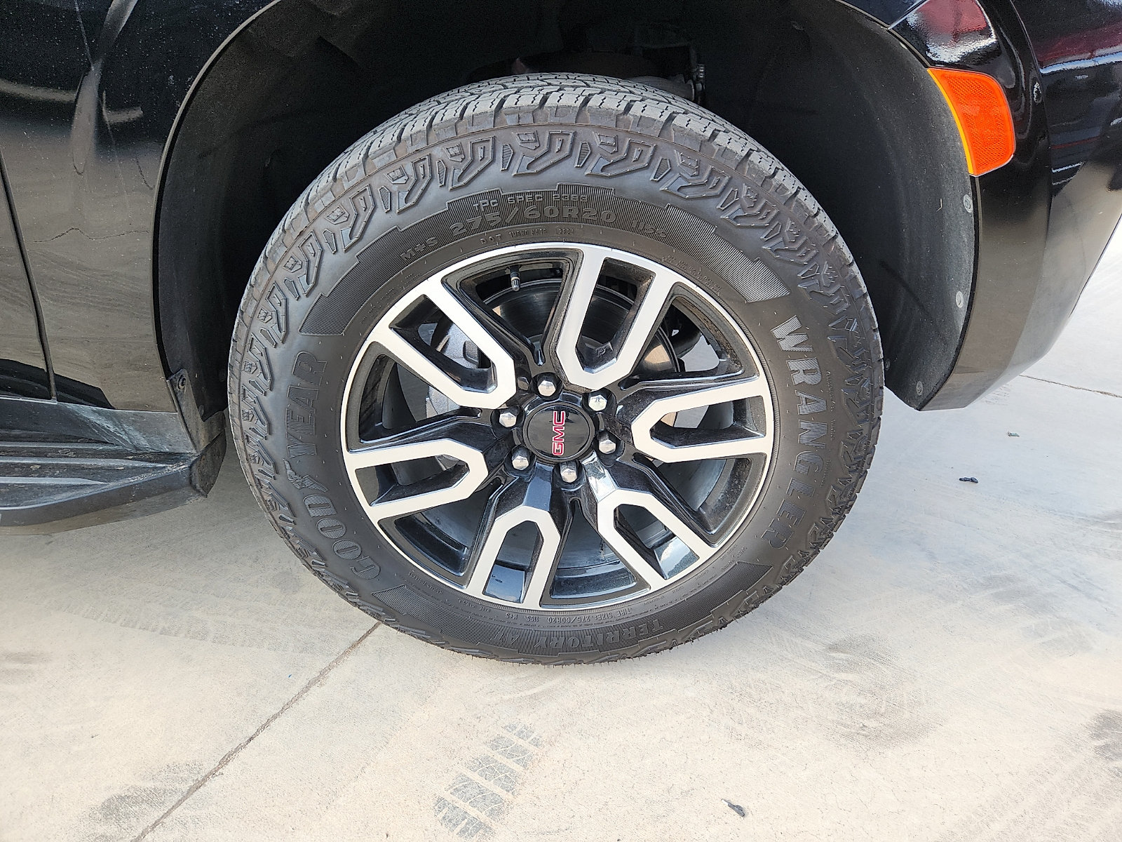 Used 2024 GMC Yukon AT4 w/ Technology Package AWD/4WD image 9