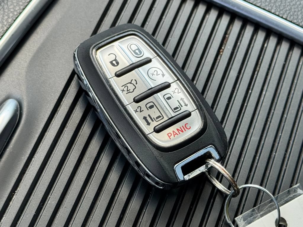 Used 2023 Chrysler Pacifica Limited FWD image 35