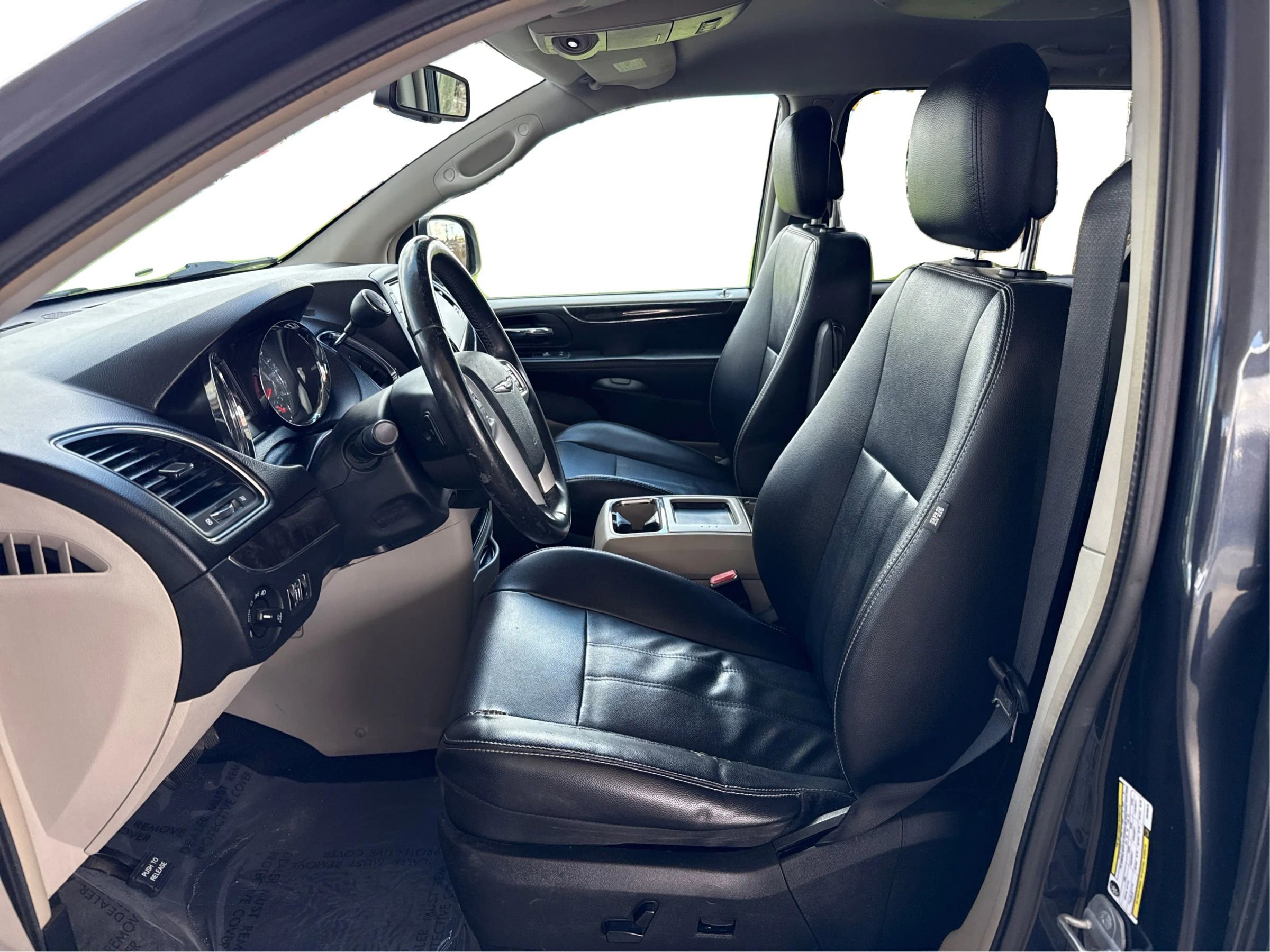 Used 2014 Chrysler Town & Country Touring image 9