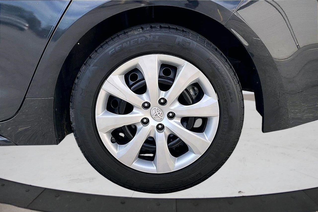 Used 2020 Toyota Corolla LE image 32