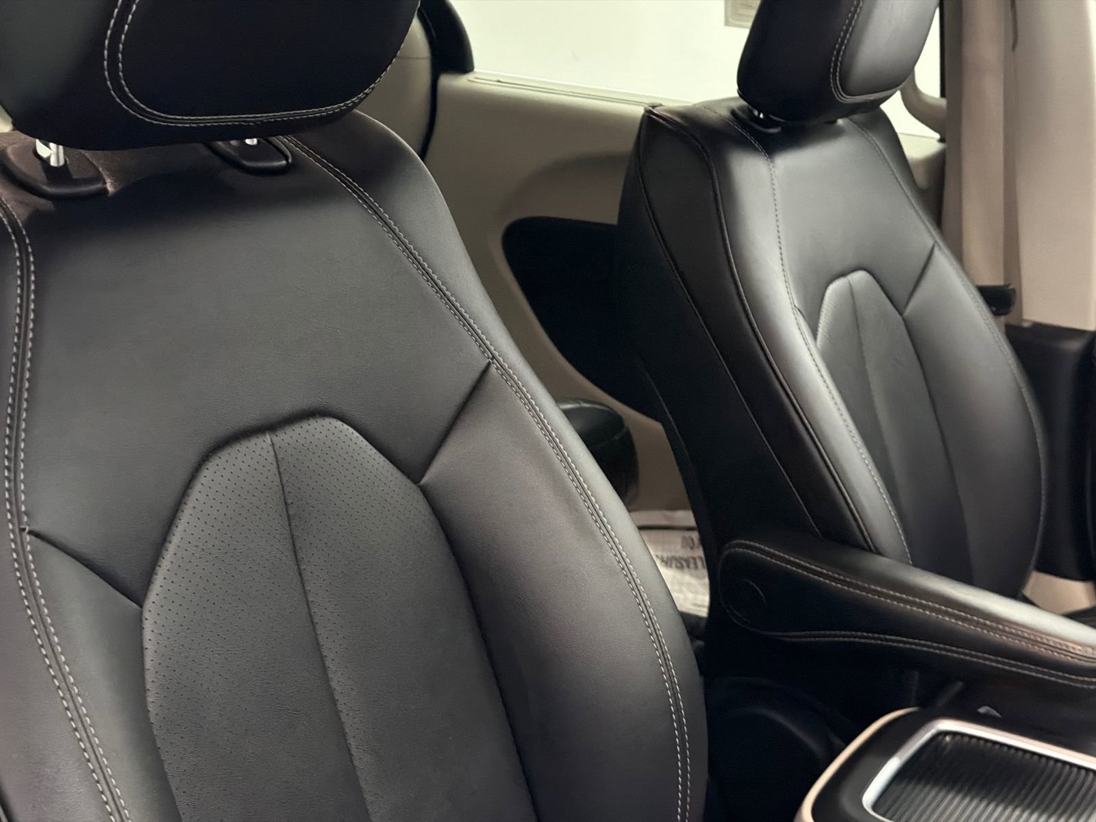 Used 2024 Chrysler Pacifica Touring-L image 11