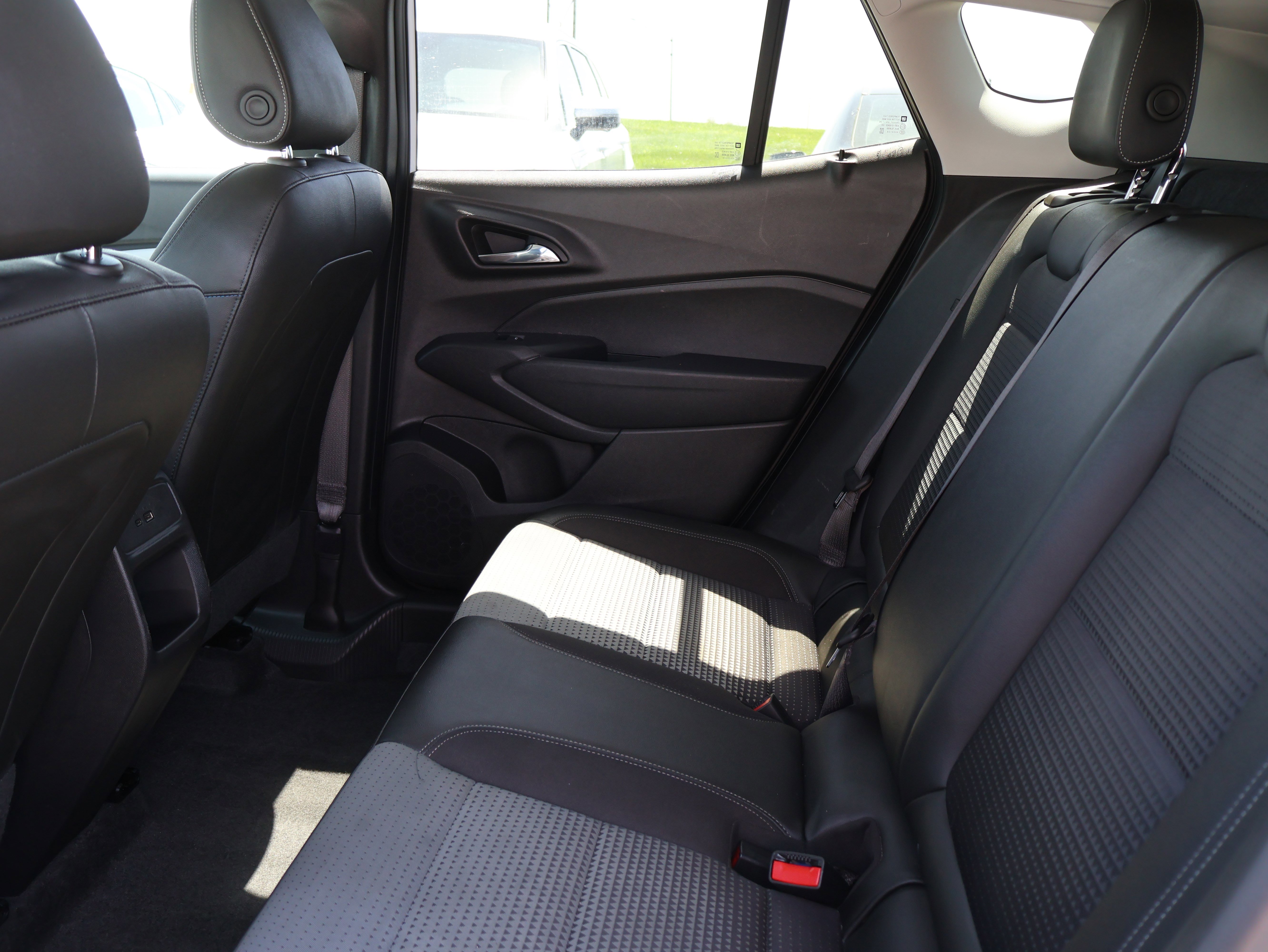 Used 2025 Chevrolet Trax LT w/ LT Convenience Package FWD image 16