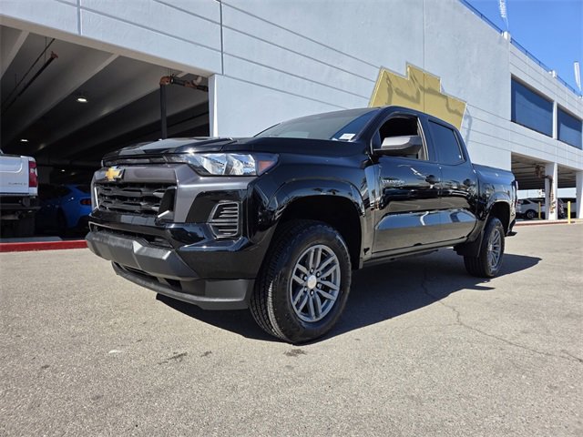 Used 2024 Chevrolet Colorado LT image 2