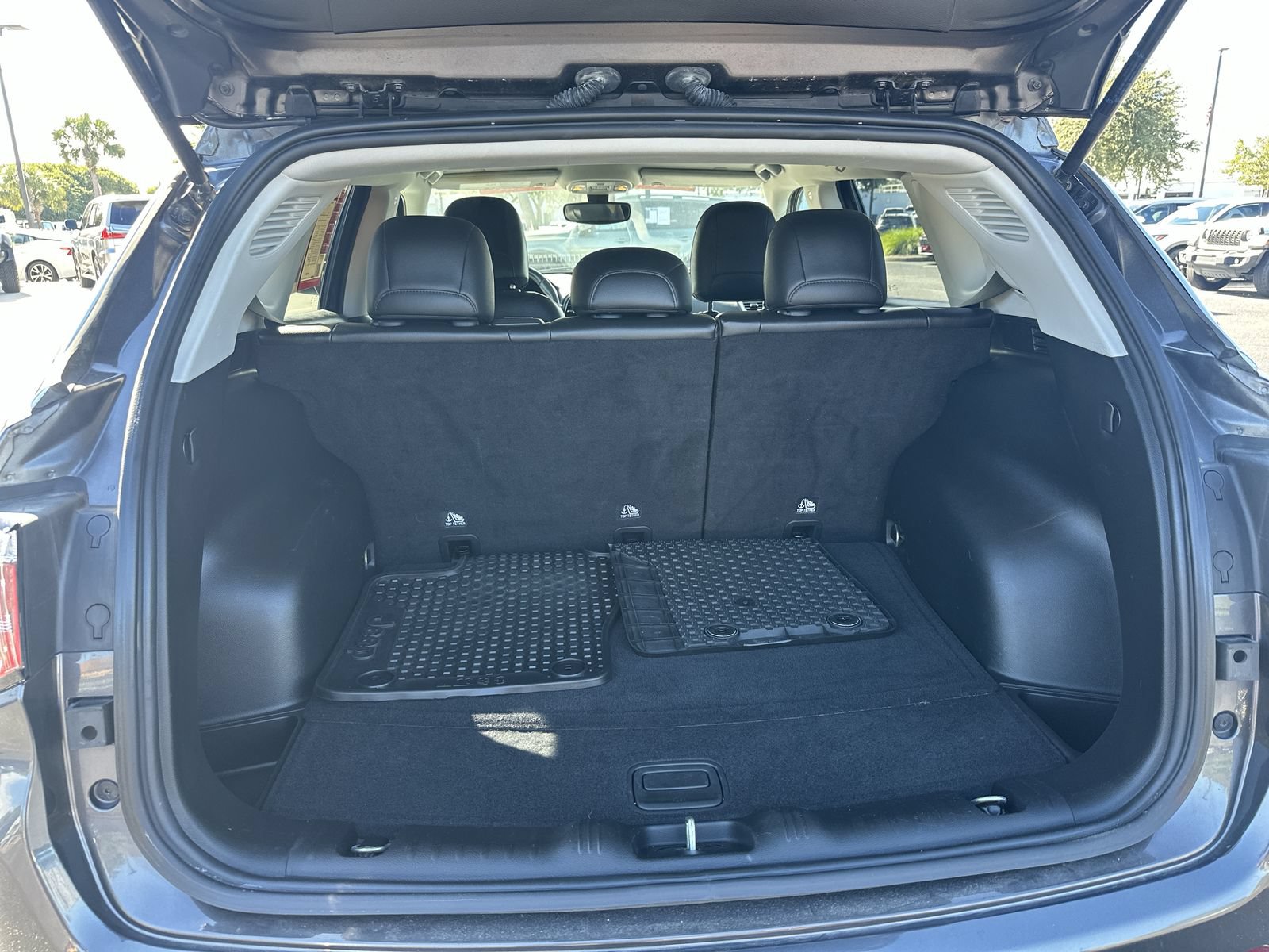 Used 2019 Jeep Compass Latitude w/ Cold Weather Group AWD/4WD image 32