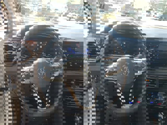 Certified 2025 Volkswagen Taos SE image 16