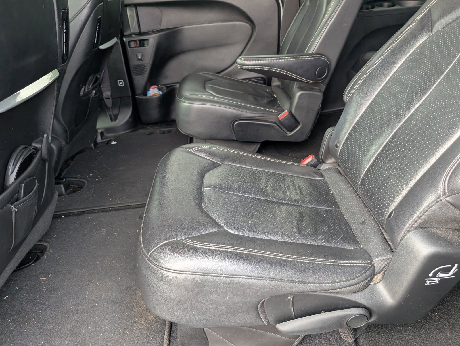 Used 2021 Chrysler Pacifica Touring-L w/ Uconnect Theater Family Group image 8