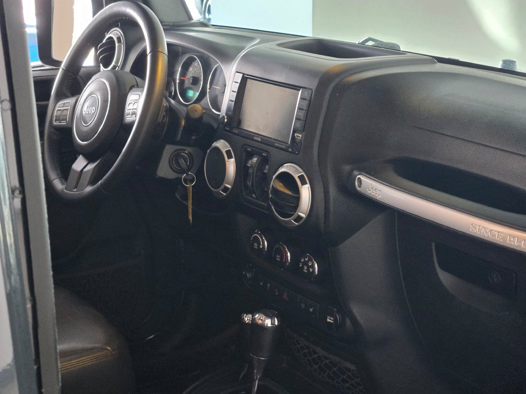 Used 2017 Jeep Wrangler Unlimited Sahara w/ Connectivity Group AWD/4WD image 6