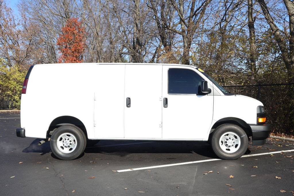 Used 2022 Chevrolet Express 3500 w/ Driver Convenience Package image 9