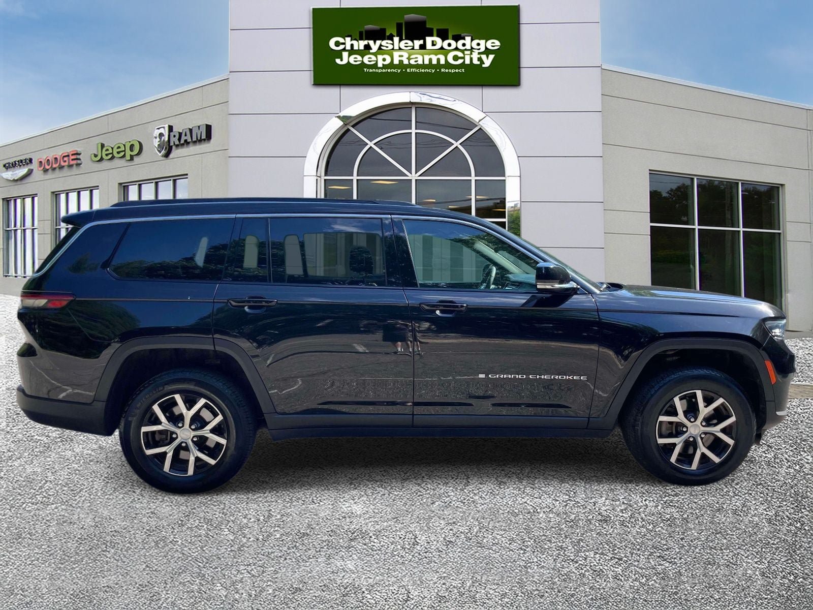 Used 2024 Jeep Grand Cherokee L Limited AWD/4WD image 5
