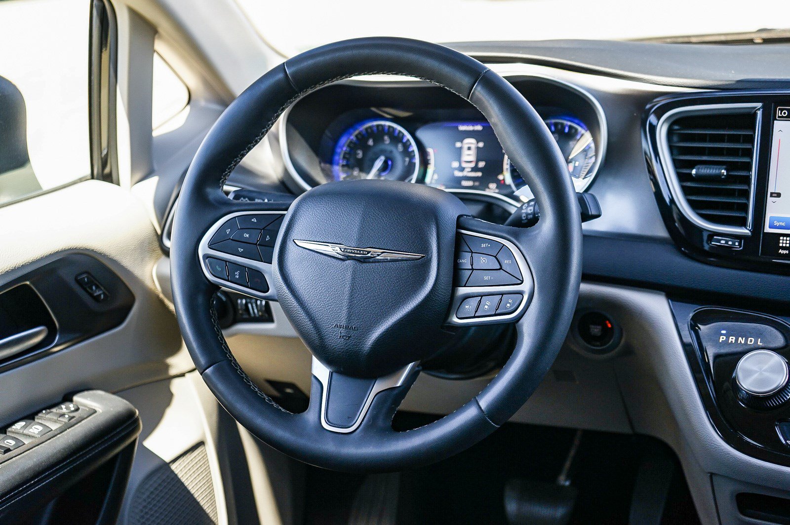 Used 2023 Chrysler Pacifica Touring-L FWD image 15