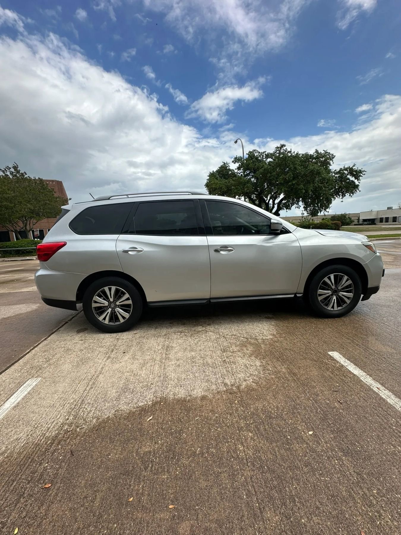 Used 2017 Nissan Pathfinder SV image 11