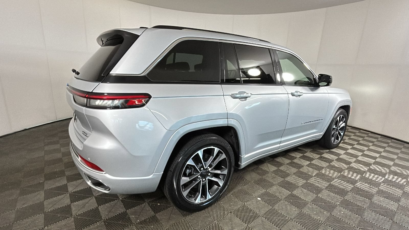 Used 2023 Jeep Grand Cherokee Overland AWD/4WD image 3