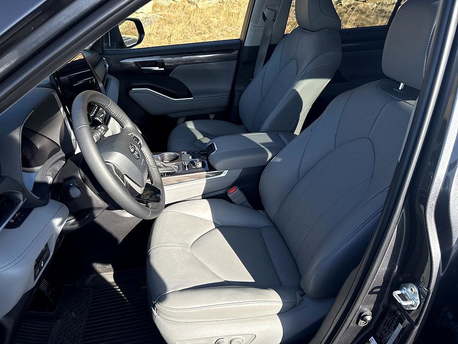 Used 2025 Toyota Highlander Limited image 11