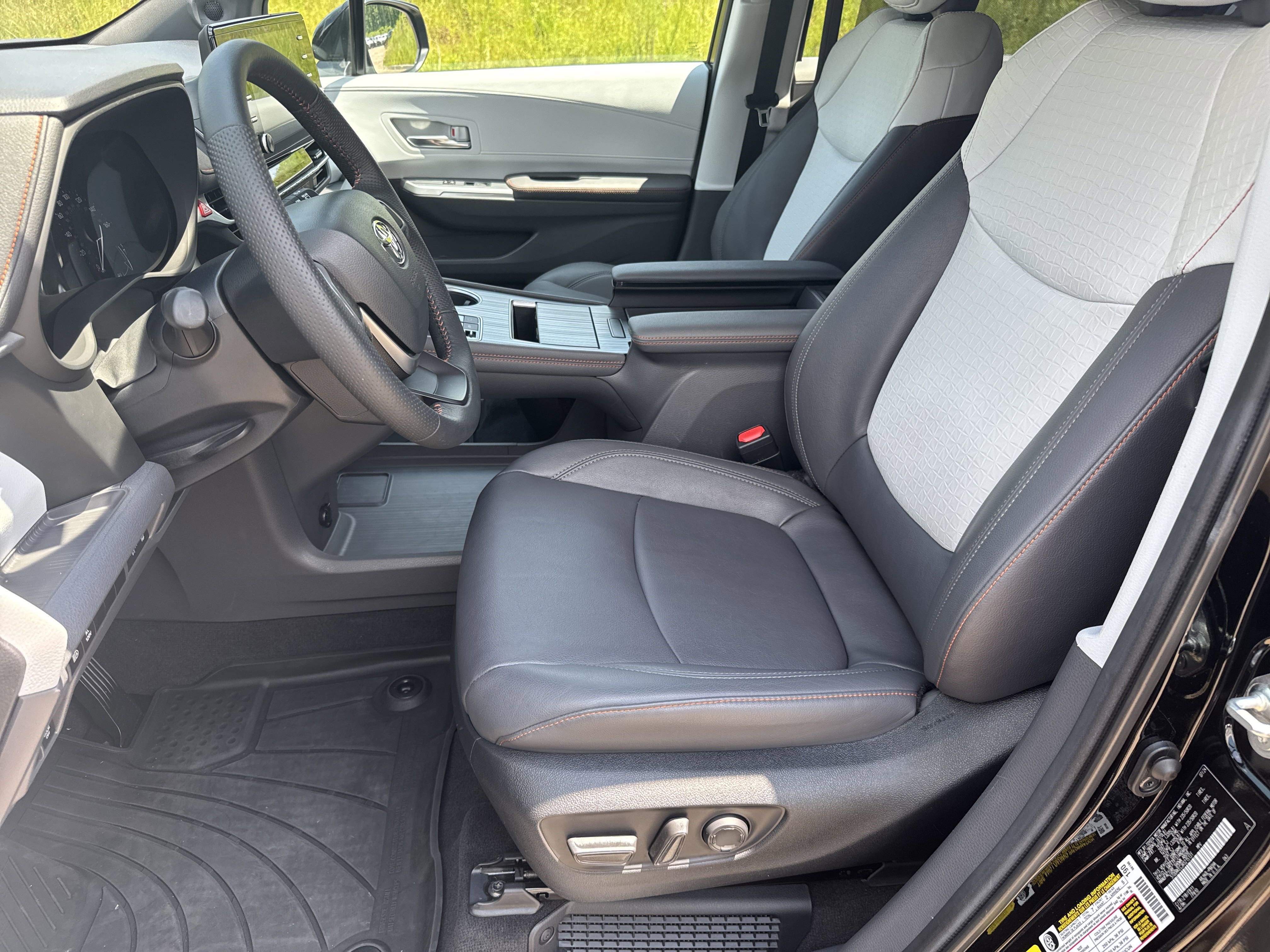 Used 2024 Toyota Sienna XSE w/ XSE Plus Package image 9