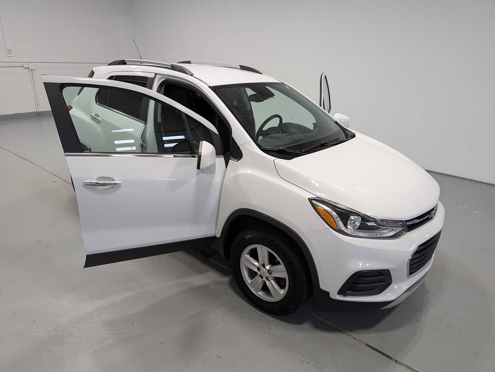 Used 2018 Chevrolet Trax LT w/ LT Convenience Package AWD/4WD image 16