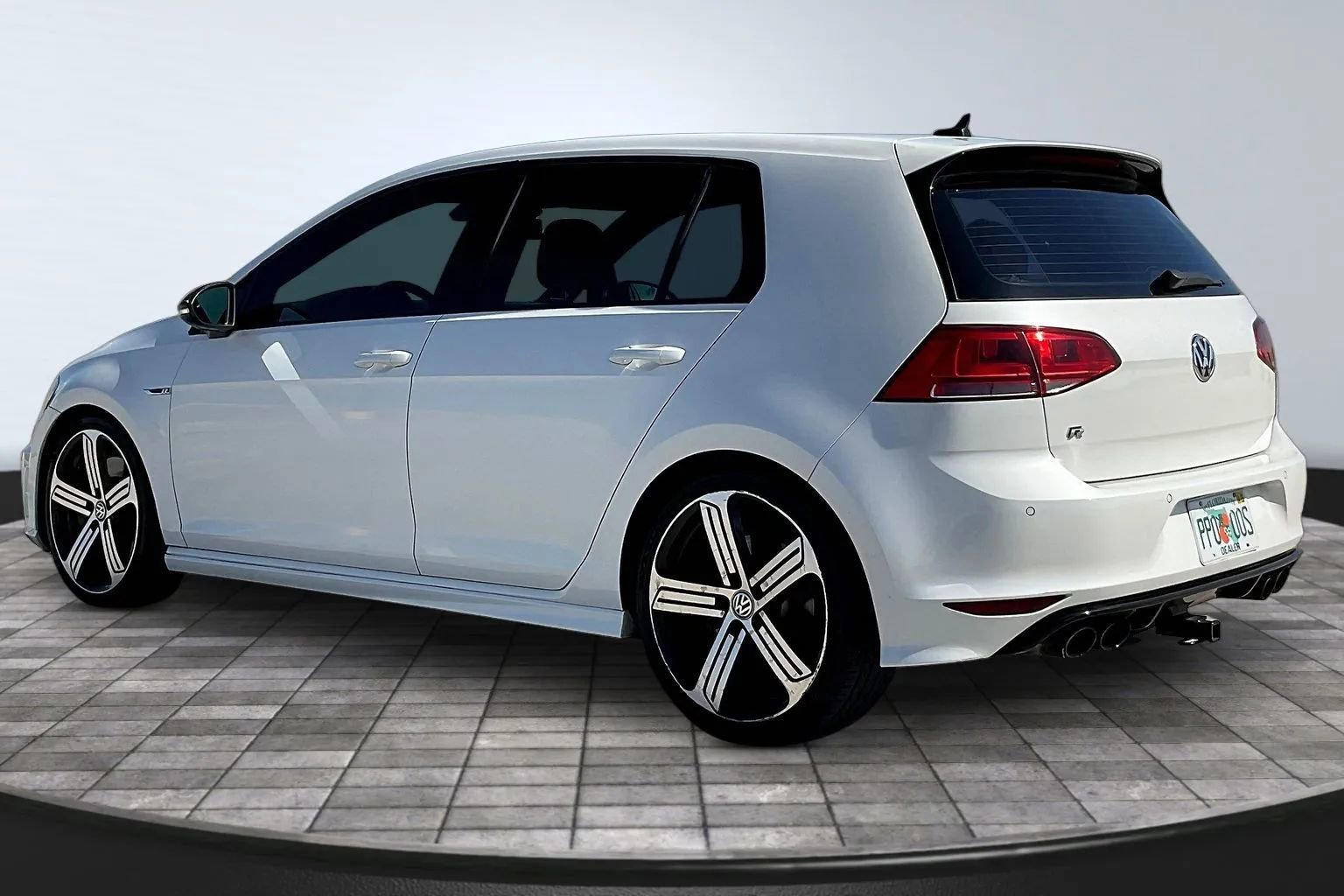 Used 2016 Volkswagen Golf R 4-Door w/ Driver Assistance Package AWD/4WD image 4
