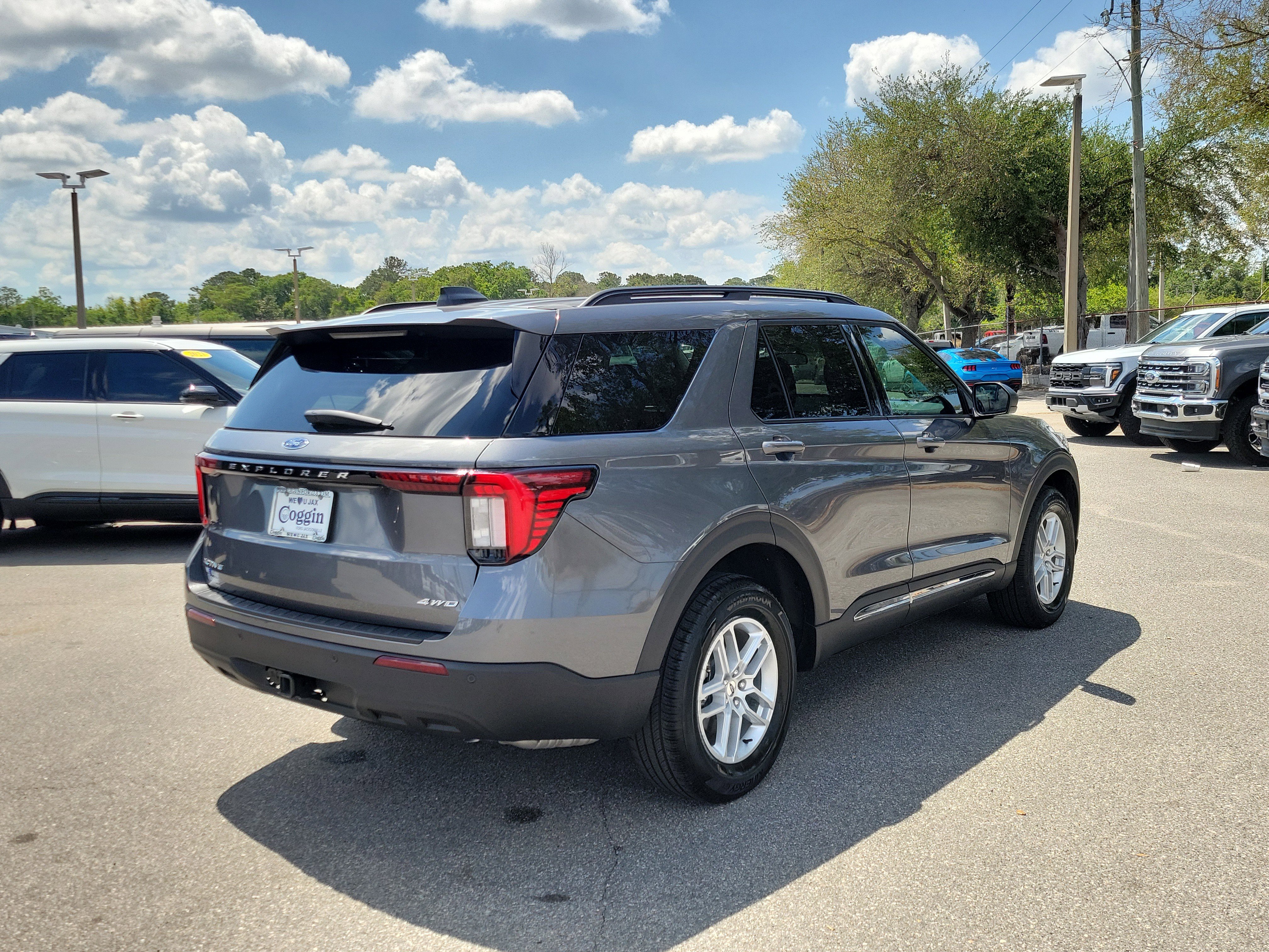 Used 2025 Ford Explorer Active AWD/4WD image 3