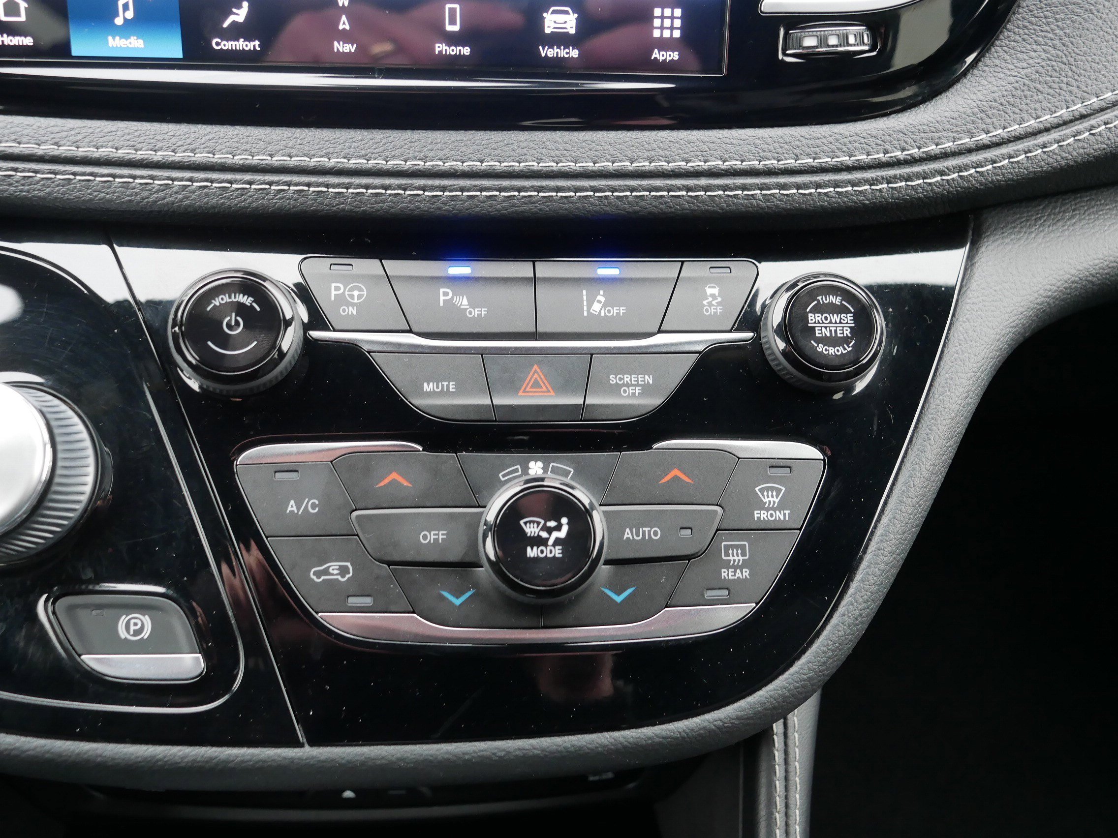 Used 2021 Chrysler Pacifica Limited w/ Uconnect Theater Family Group image 23