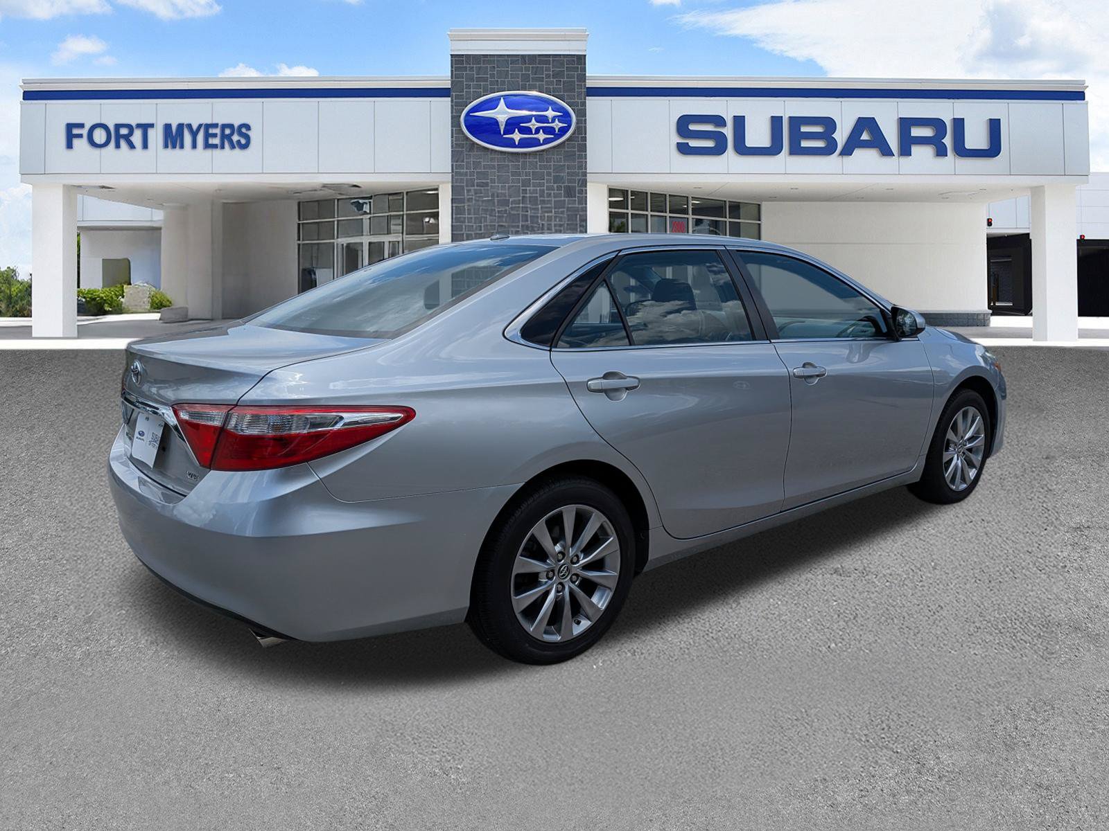 Used 2015 Toyota Camry XLE w/ Moonroof Package FWD image 4
