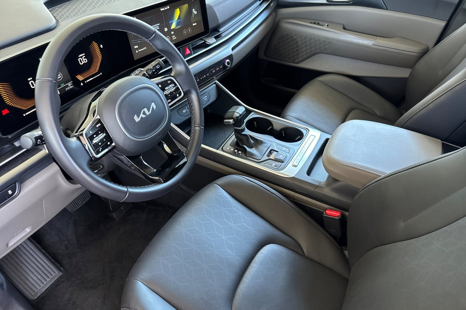 Used 2026 Kia Carnival FWD image 4