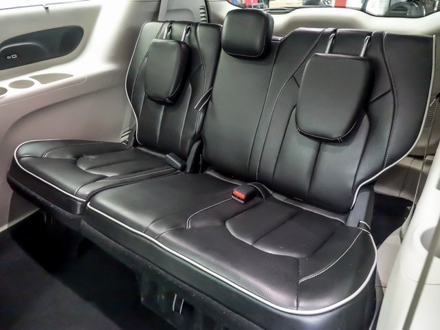 Used 2023 Chrysler Pacifica Limited image 13
