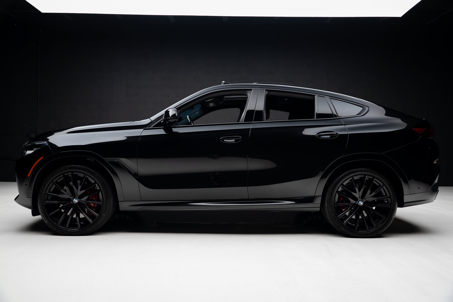 Used 2022 BMW X6 M50i w/ Premium Package AWD/4WD image 17