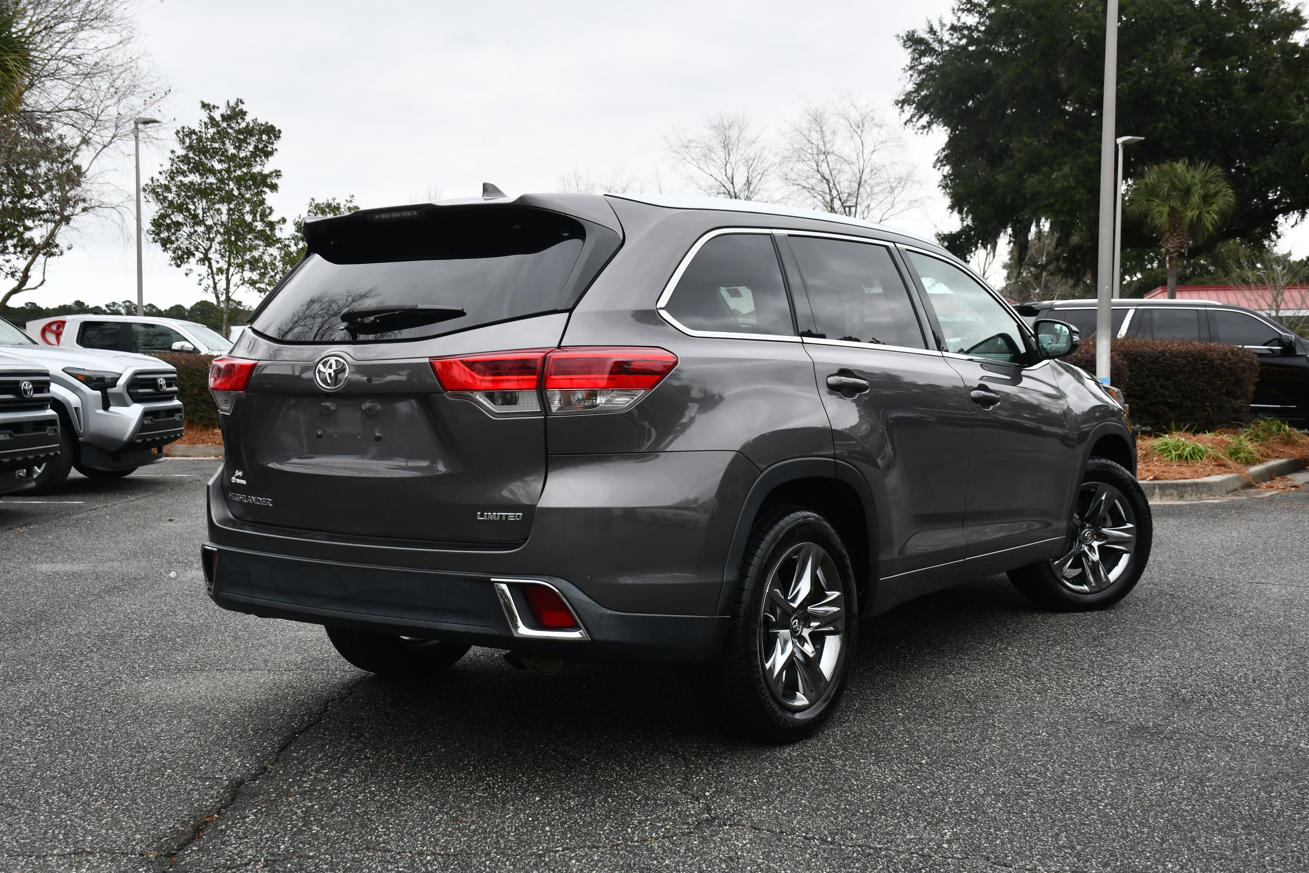 Used 2017 Toyota Highlander Limited Platinum image 4