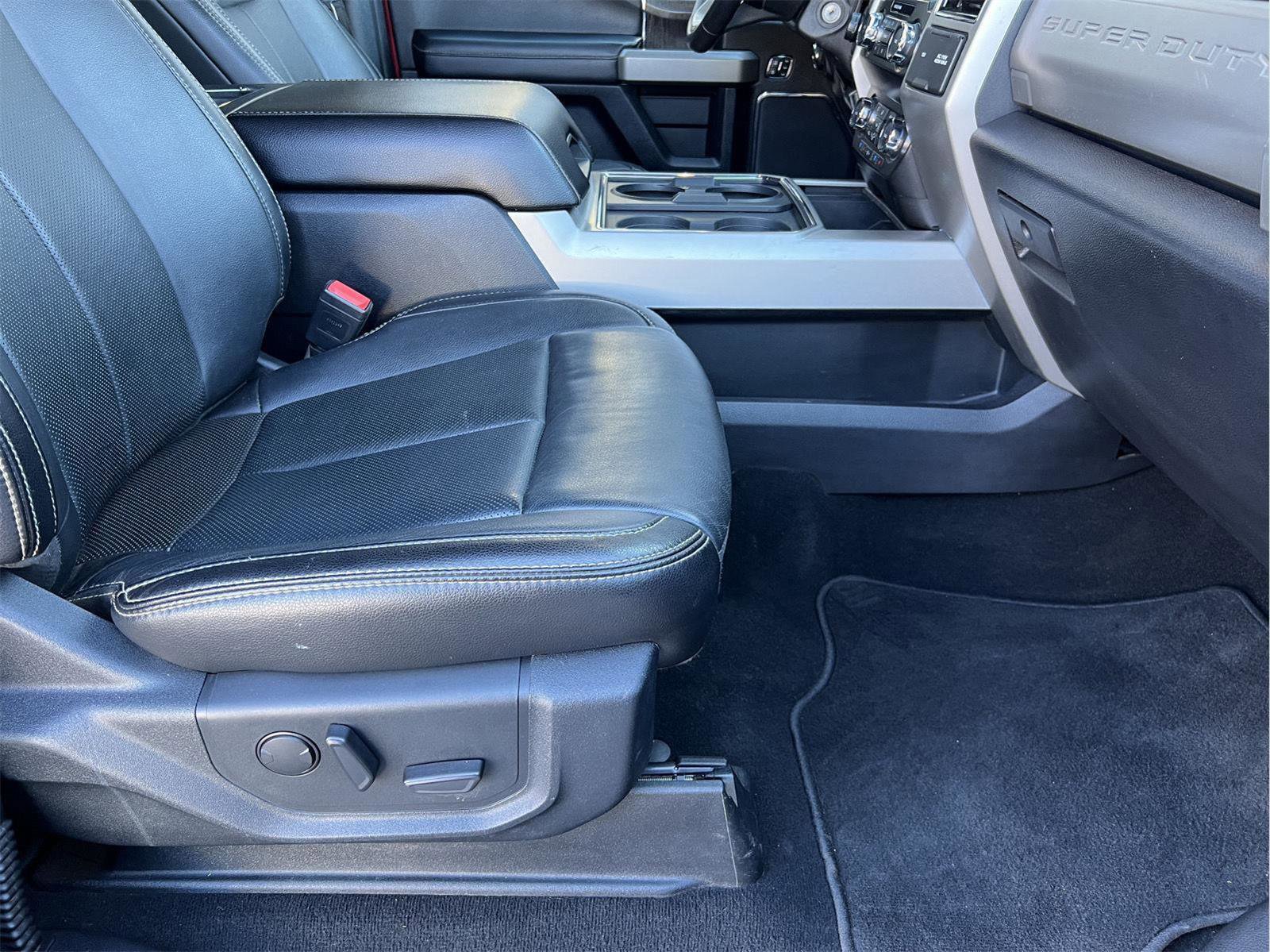 Used 2020 Ford F350 Lariat w/ Chrome Package image 15