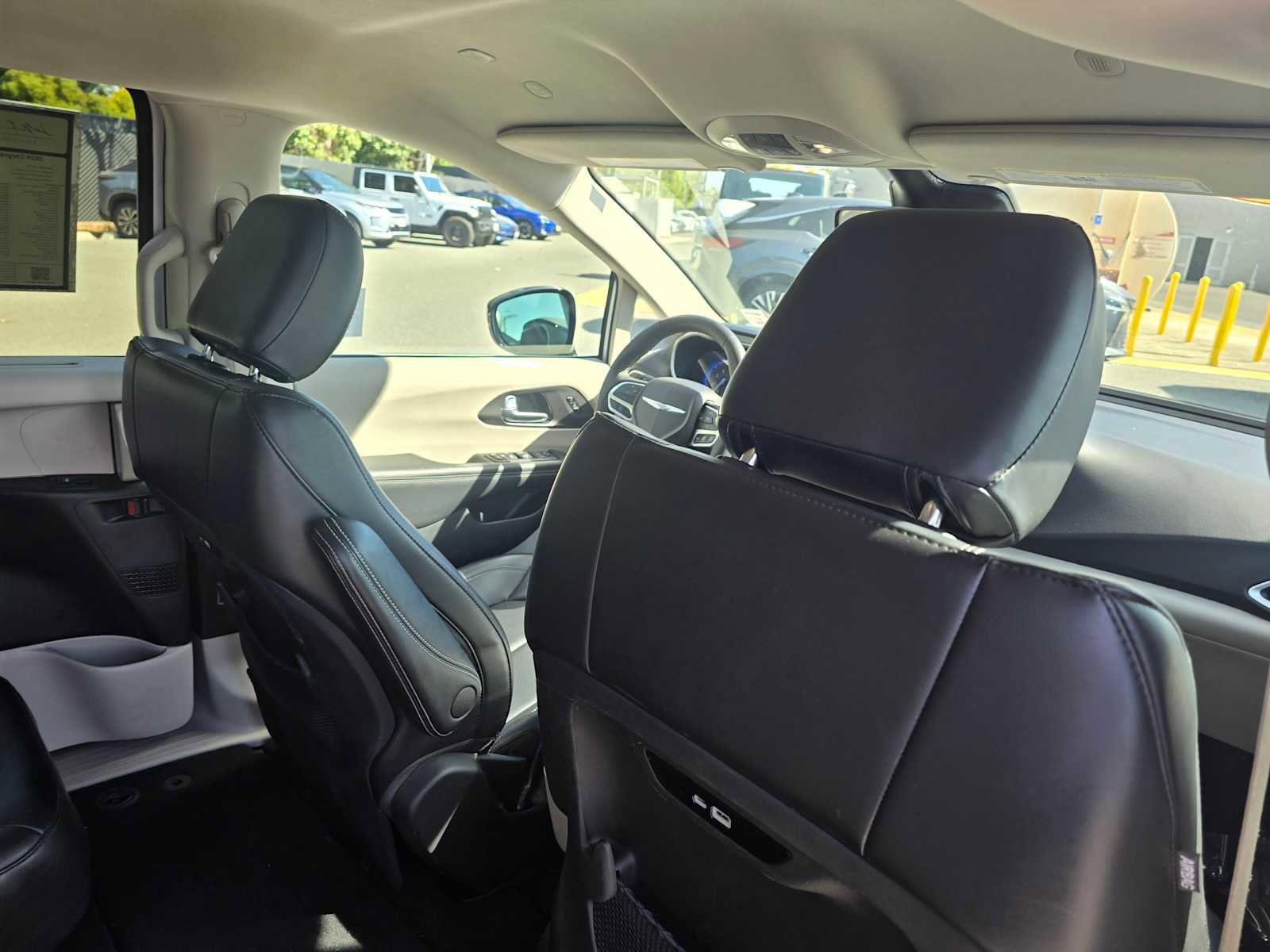 Used 2024 Chrysler Pacifica Touring-L image 14