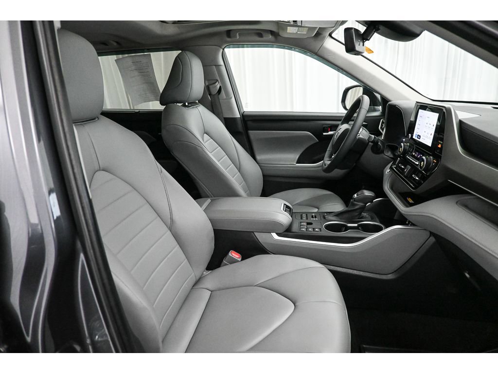 Used 2023 Toyota Highlander XLE image 16