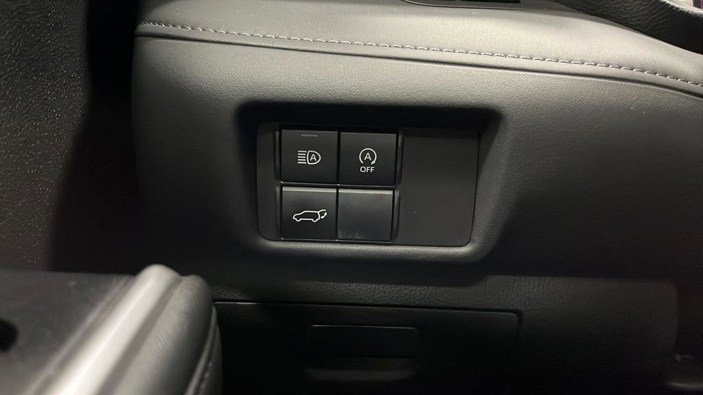 Used 2023 Toyota Highlander LE FWD image 32