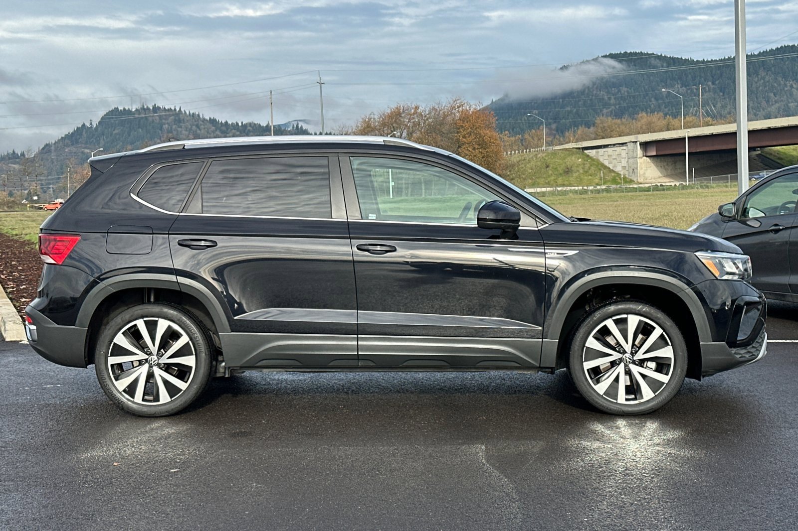 Used 2022 Volkswagen Taos SE image 2