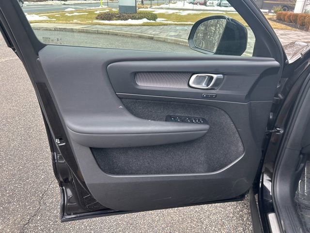 Used 2025 Volvo XC40 B5 Plus image 16